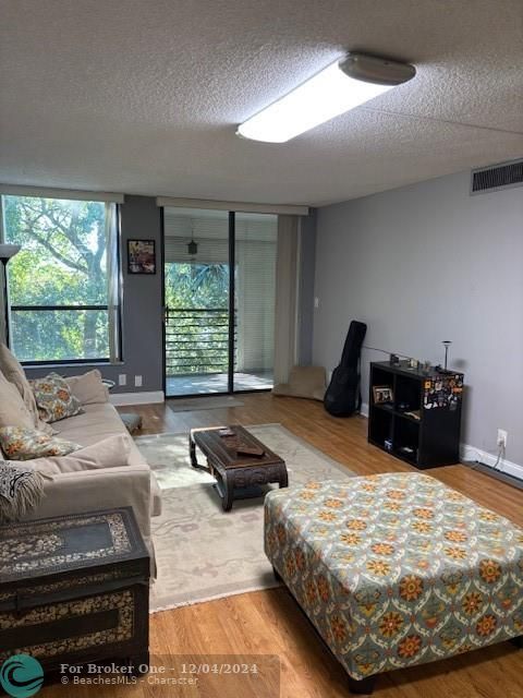 For Sale: $150,000 (1 beds, 1 baths, 839 Square Feet)