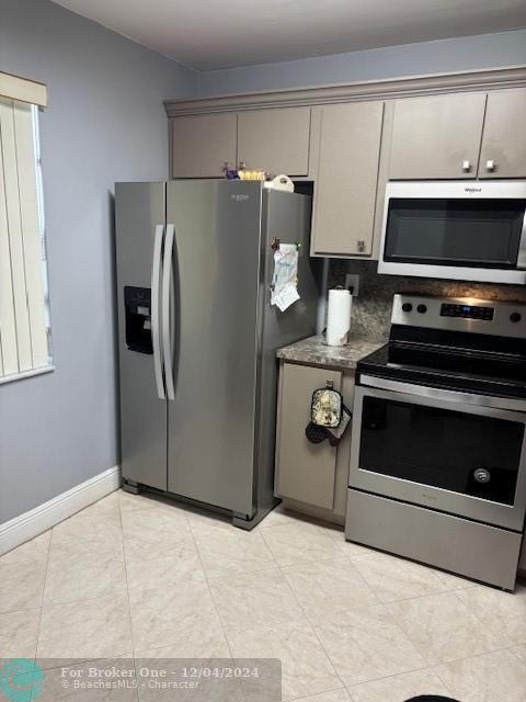 For Sale: $150,000 (1 beds, 1 baths, 839 Square Feet)