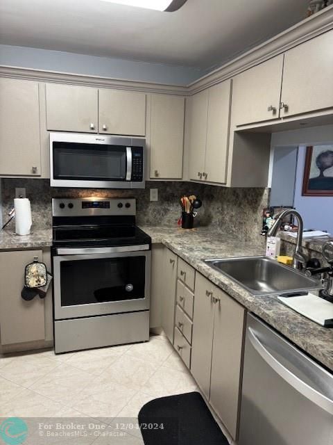 For Sale: $150,000 (1 beds, 1 baths, 839 Square Feet)