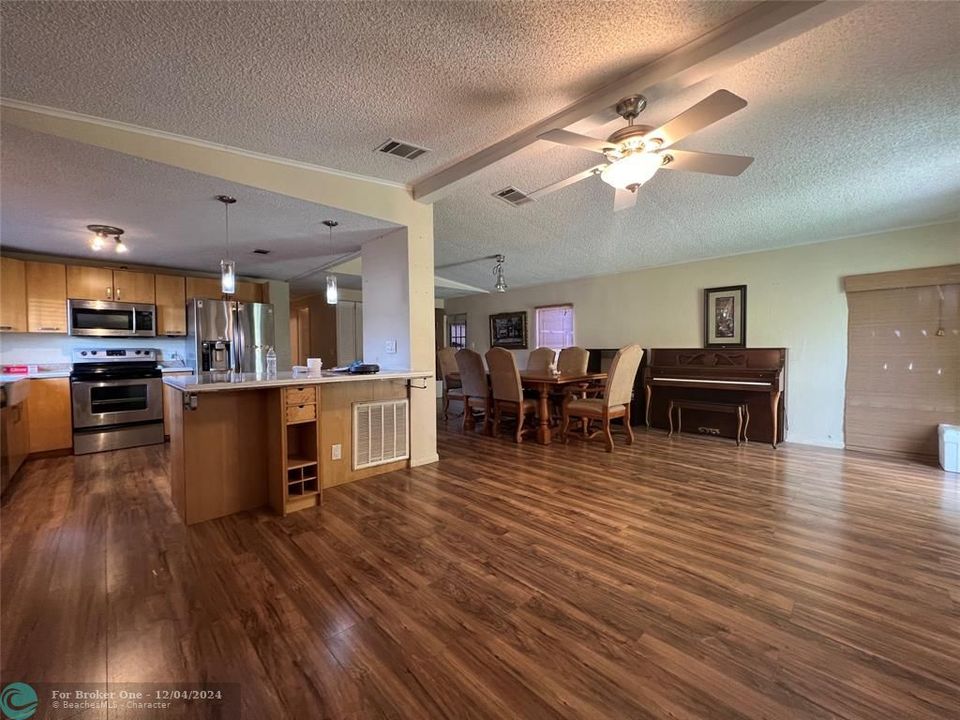 For Sale: $264,500 (2 beds, 2 baths, 1152 Square Feet)