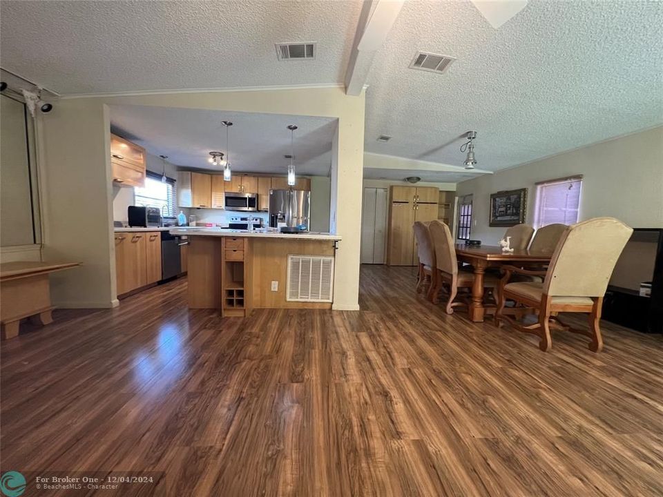 For Sale: $264,500 (2 beds, 2 baths, 1152 Square Feet)