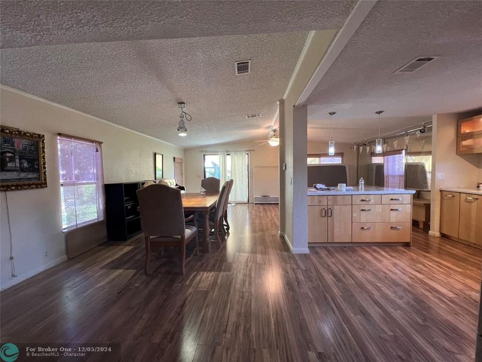 For Sale: $264,500 (2 beds, 2 baths, 1152 Square Feet)