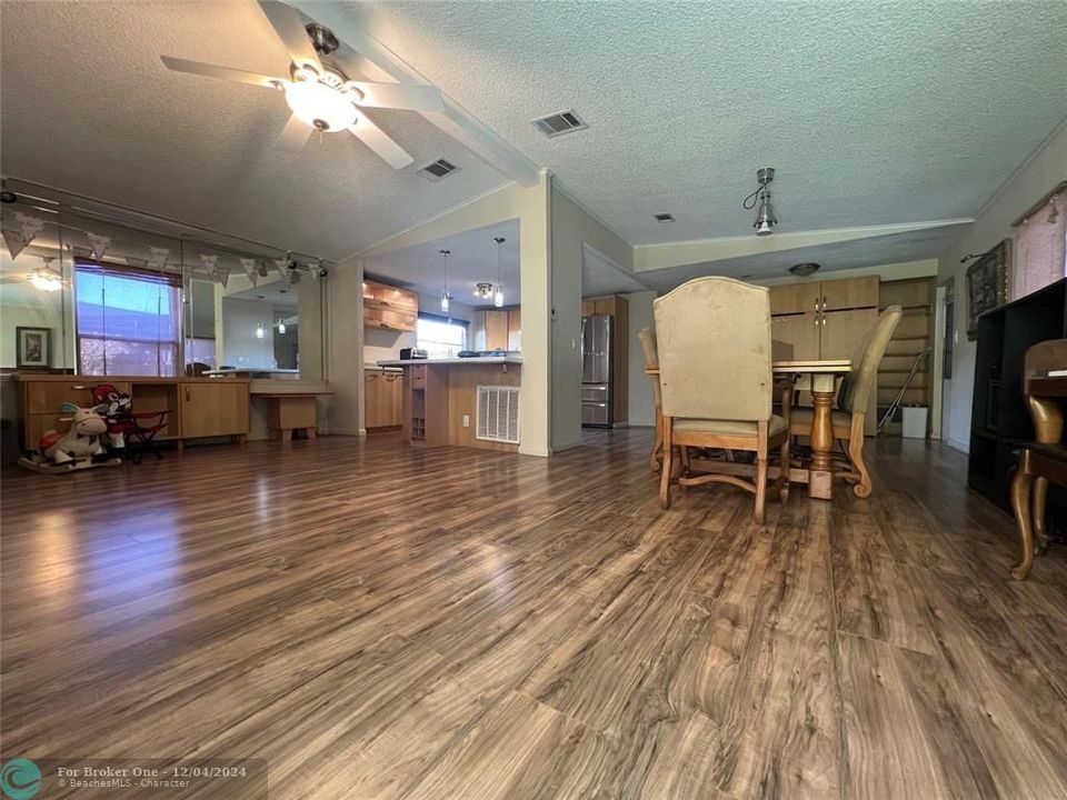 For Sale: $264,500 (2 beds, 2 baths, 1152 Square Feet)