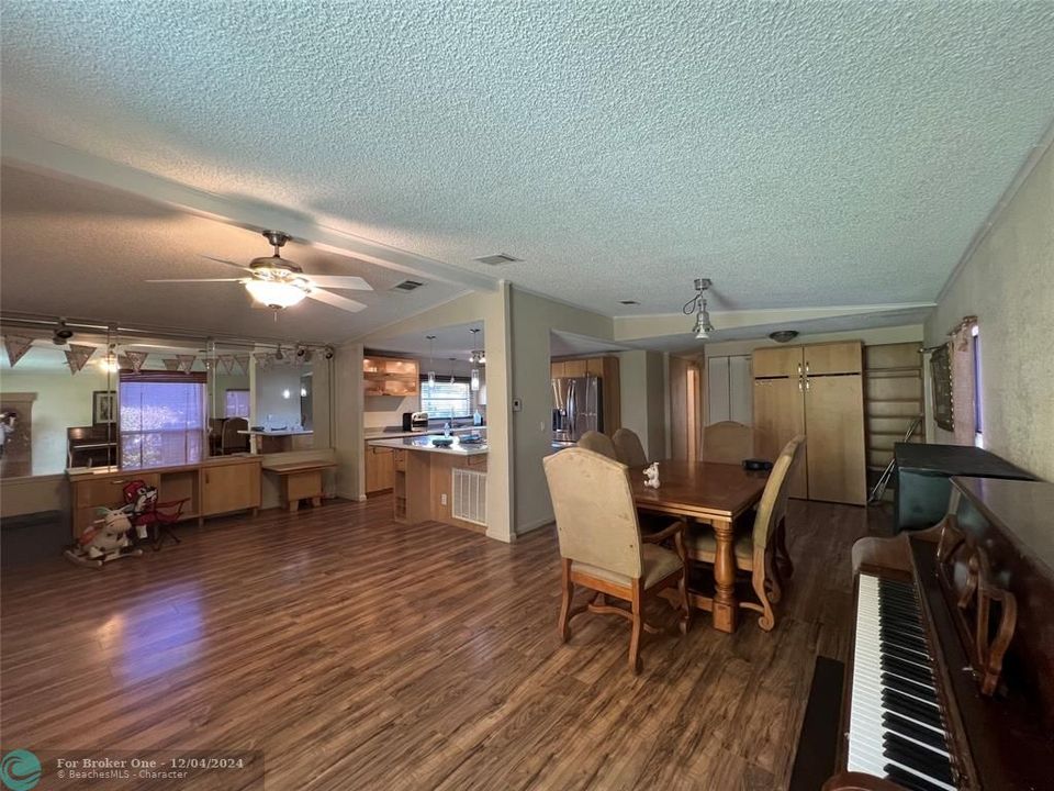 For Sale: $264,500 (2 beds, 2 baths, 1152 Square Feet)