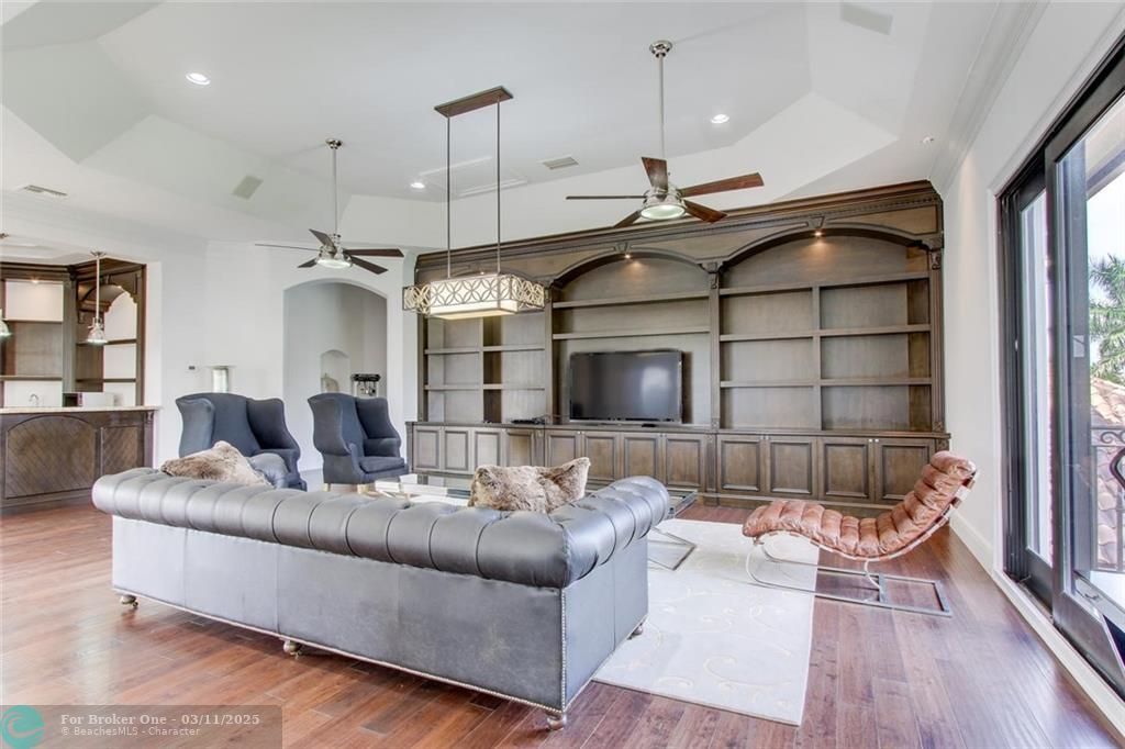 For Sale: $5,960,000 (5 beds, 5 baths, 10648 Square Feet)