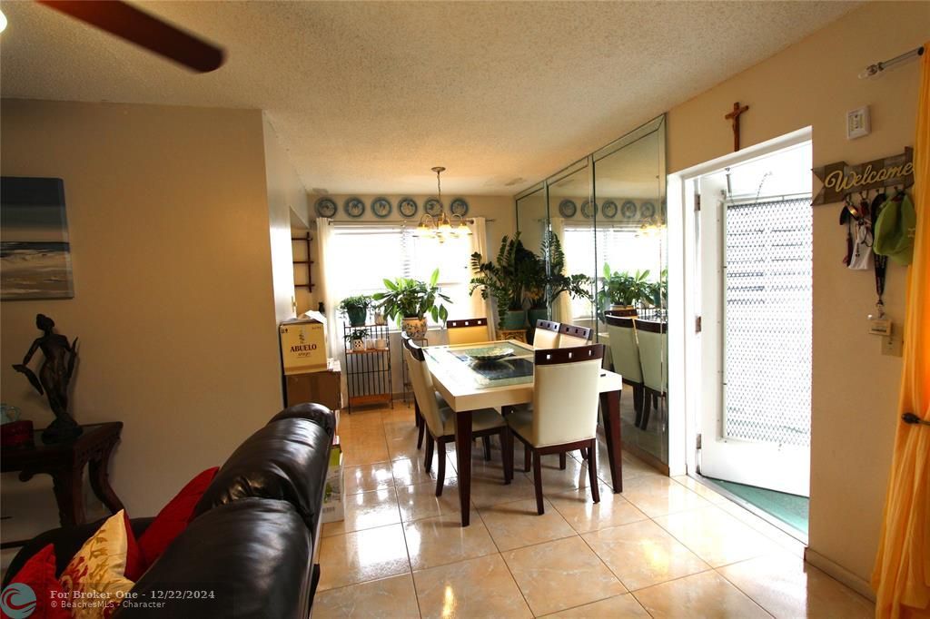 For Sale: $130,000 (2 beds, 1 baths, 828 Square Feet)