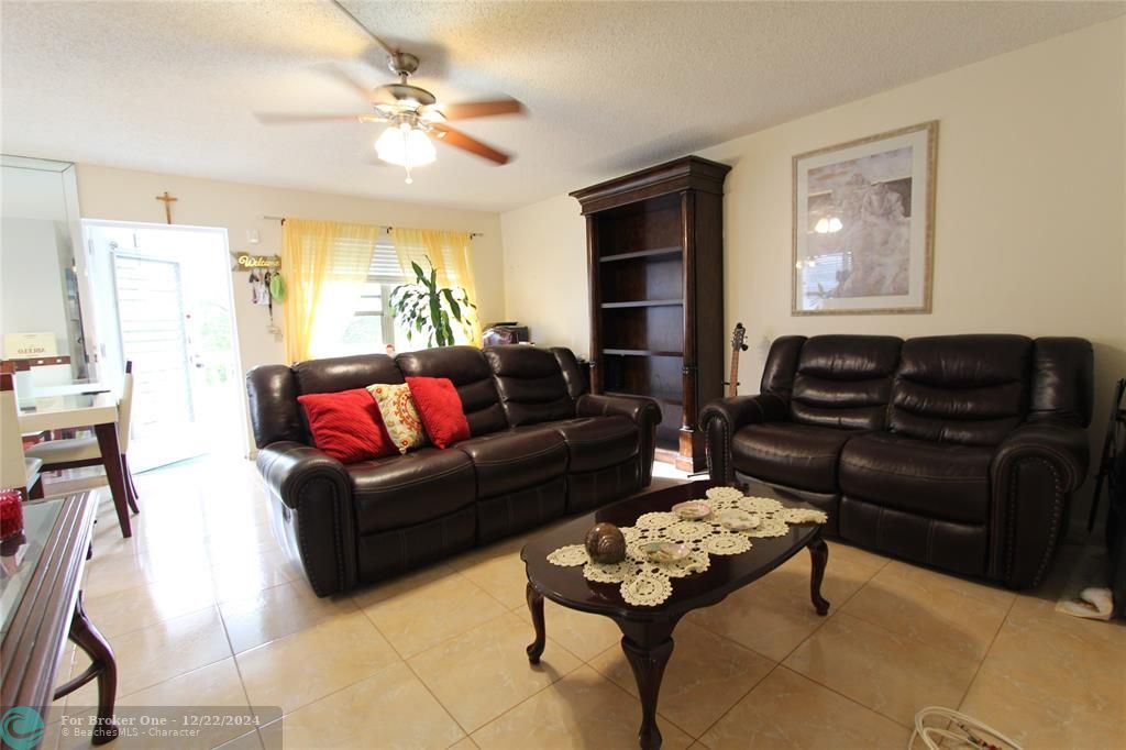 For Sale: $130,000 (2 beds, 1 baths, 828 Square Feet)