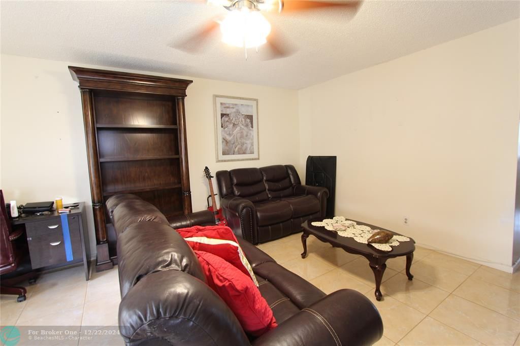 For Sale: $130,000 (2 beds, 1 baths, 828 Square Feet)