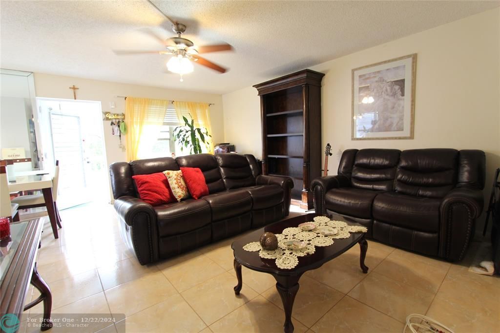 For Sale: $130,000 (2 beds, 1 baths, 828 Square Feet)