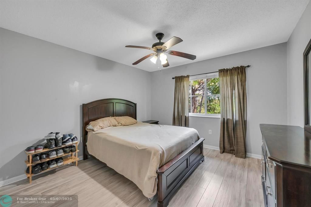 For Sale: $209,000 (1 beds, 1 baths, 802 Square Feet)