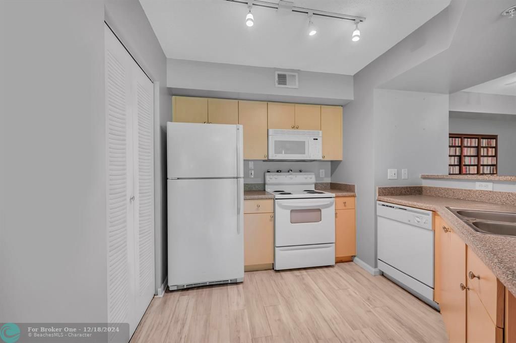 For Sale: $209,000 (1 beds, 1 baths, 802 Square Feet)