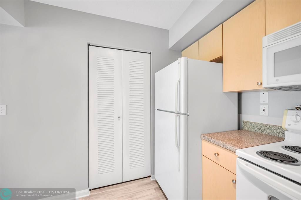 For Sale: $209,000 (1 beds, 1 baths, 802 Square Feet)