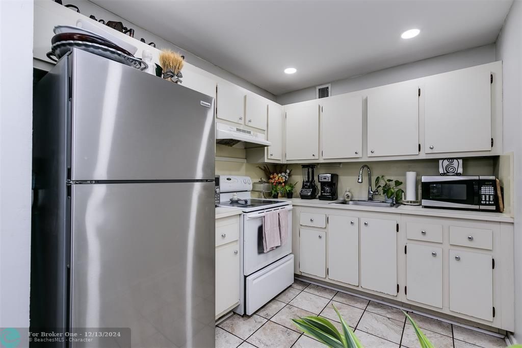 For Sale: $240,000 (2 beds, 1 baths, 953 Square Feet)