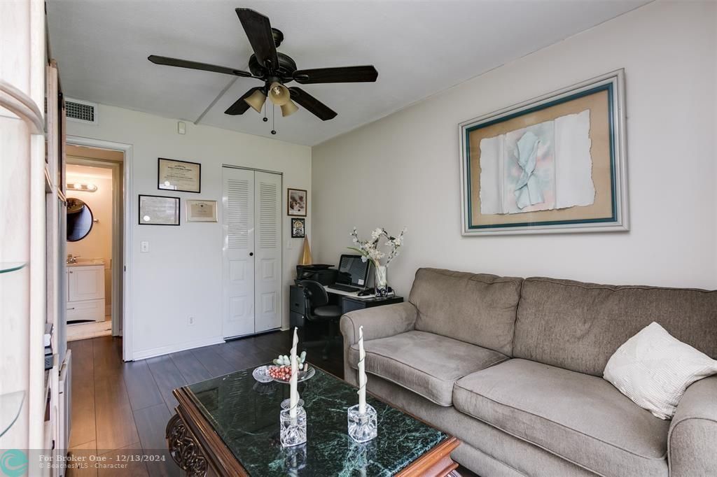 For Sale: $240,000 (2 beds, 1 baths, 953 Square Feet)