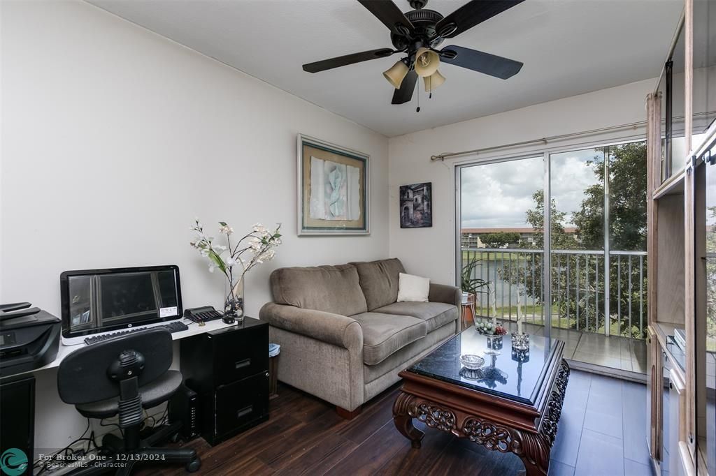 For Sale: $240,000 (2 beds, 1 baths, 953 Square Feet)