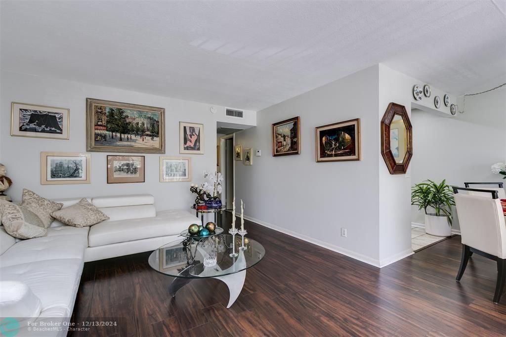 For Sale: $240,000 (2 beds, 1 baths, 953 Square Feet)