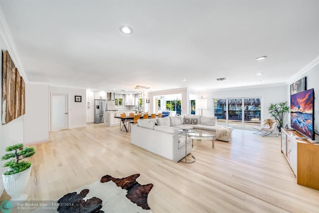 Active With Contract: $899,000 (3 beds, 2 baths, 2213 Square Feet)