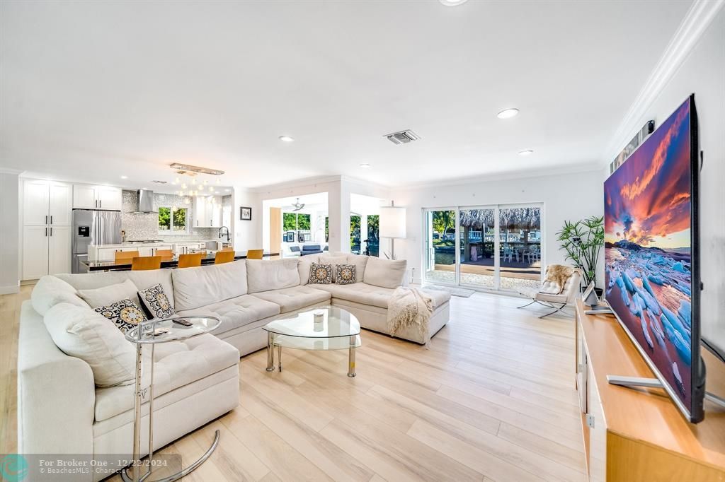 Active With Contract: $899,000 (3 beds, 2 baths, 2213 Square Feet)