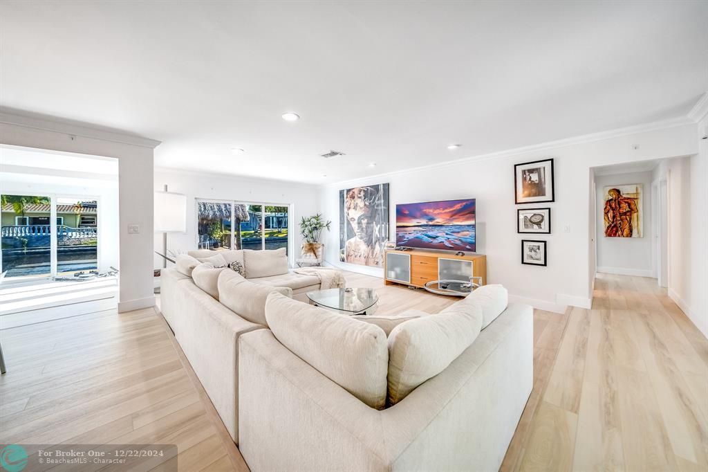 Active With Contract: $899,000 (3 beds, 2 baths, 2213 Square Feet)