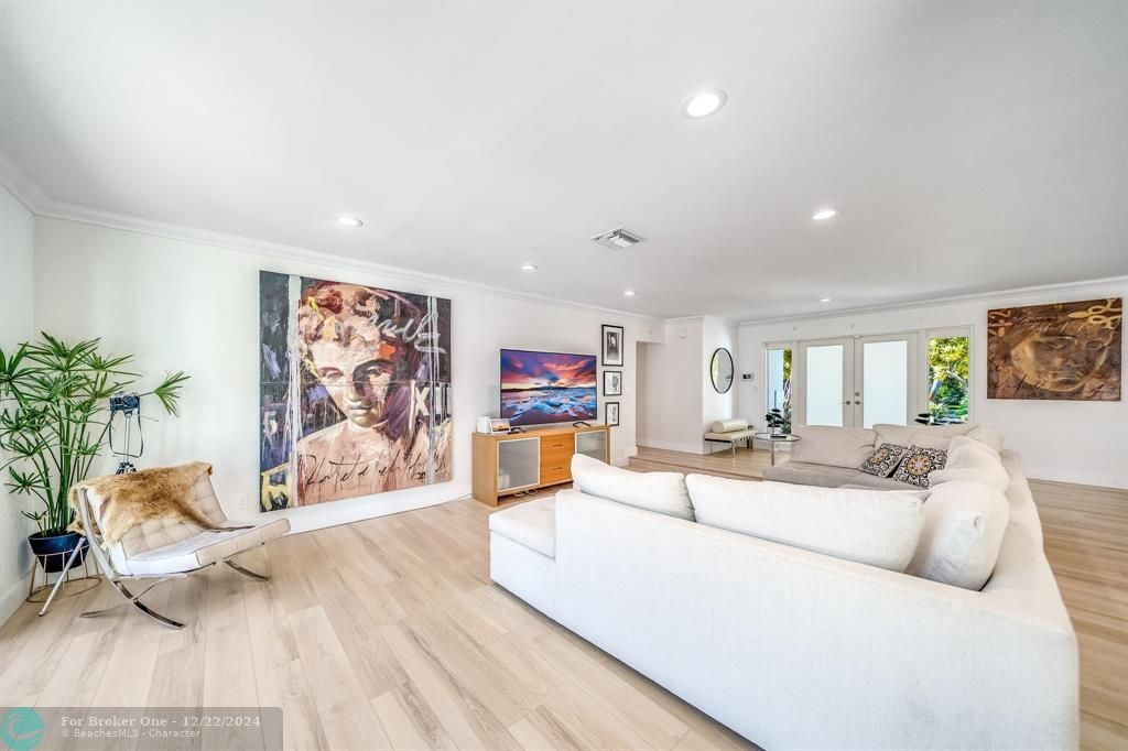 Active With Contract: $899,000 (3 beds, 2 baths, 2213 Square Feet)