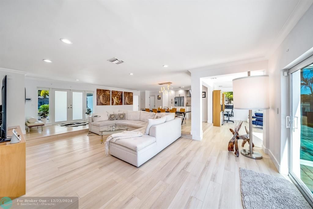 Active With Contract: $899,000 (3 beds, 2 baths, 2213 Square Feet)