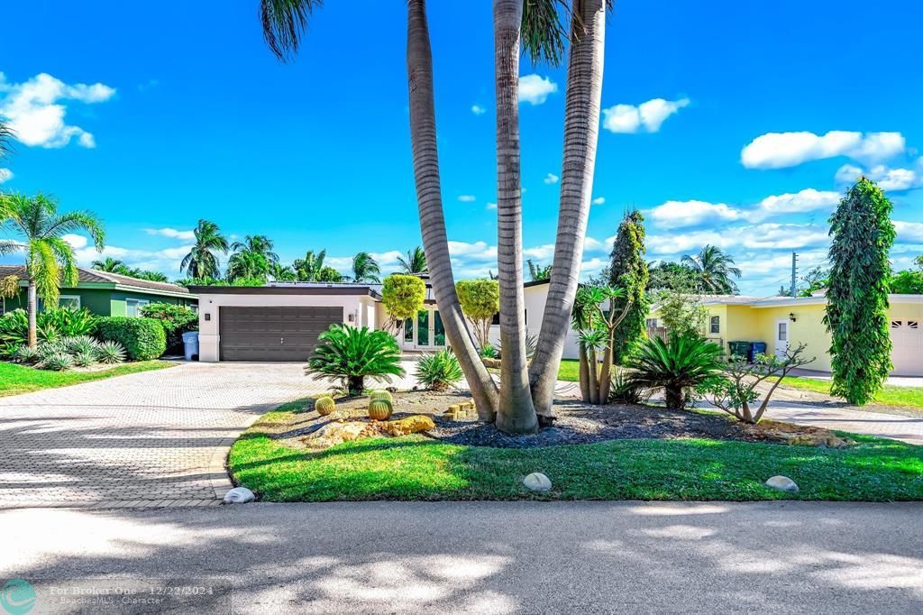 Active With Contract: $899,000 (3 beds, 2 baths, 2213 Square Feet)