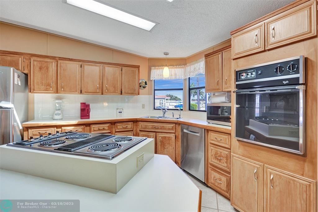 For Sale: $324,900 (2 beds, 2 baths, 1760 Square Feet)