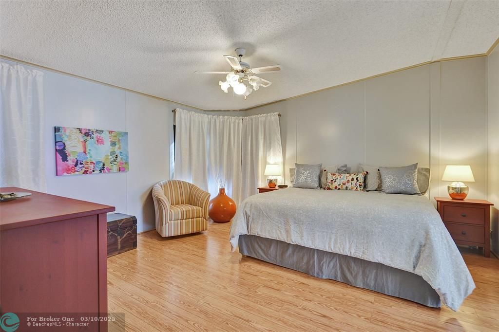 For Sale: $324,900 (2 beds, 2 baths, 1760 Square Feet)