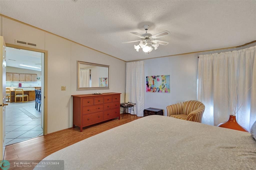 For Sale: $324,900 (2 beds, 2 baths, 1760 Square Feet)