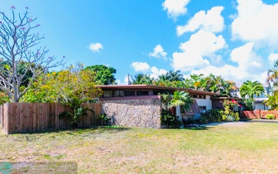 For Sale: $1,200,000 (3 beds, 1 baths, 1022 Square Feet)