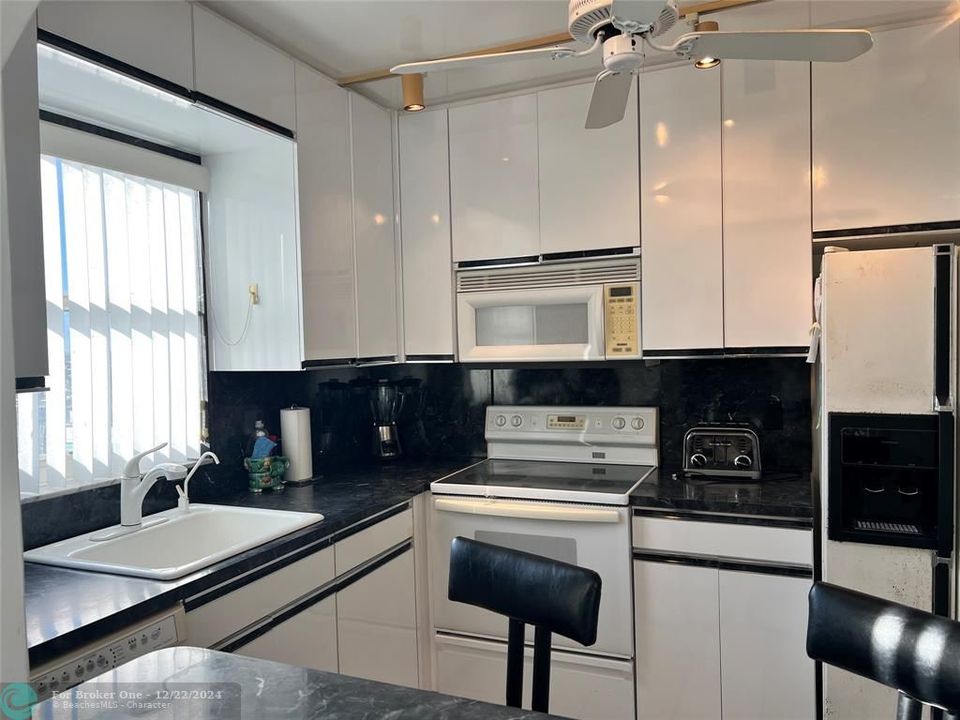 For Rent: $2,800 (2 beds, 2 baths, 1150 Square Feet)