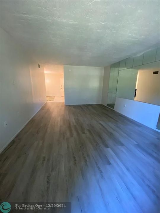 For Sale: $147,000 (1 beds, 1 baths, 960 Square Feet)