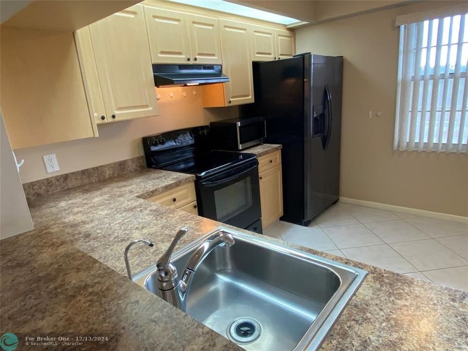 For Sale: $189,777 (1 beds, 1 baths, 980 Square Feet)