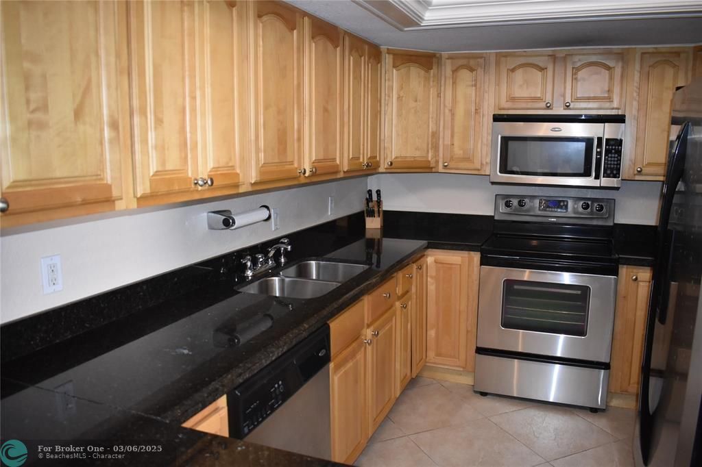 For Rent: $2,400 (2 beds, 2 baths, 1184 Square Feet)