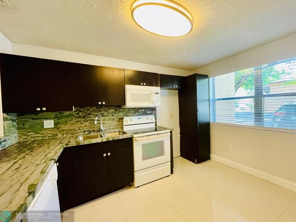 For Rent: $2,200 (2 beds, 2 baths, 1084 Square Feet)