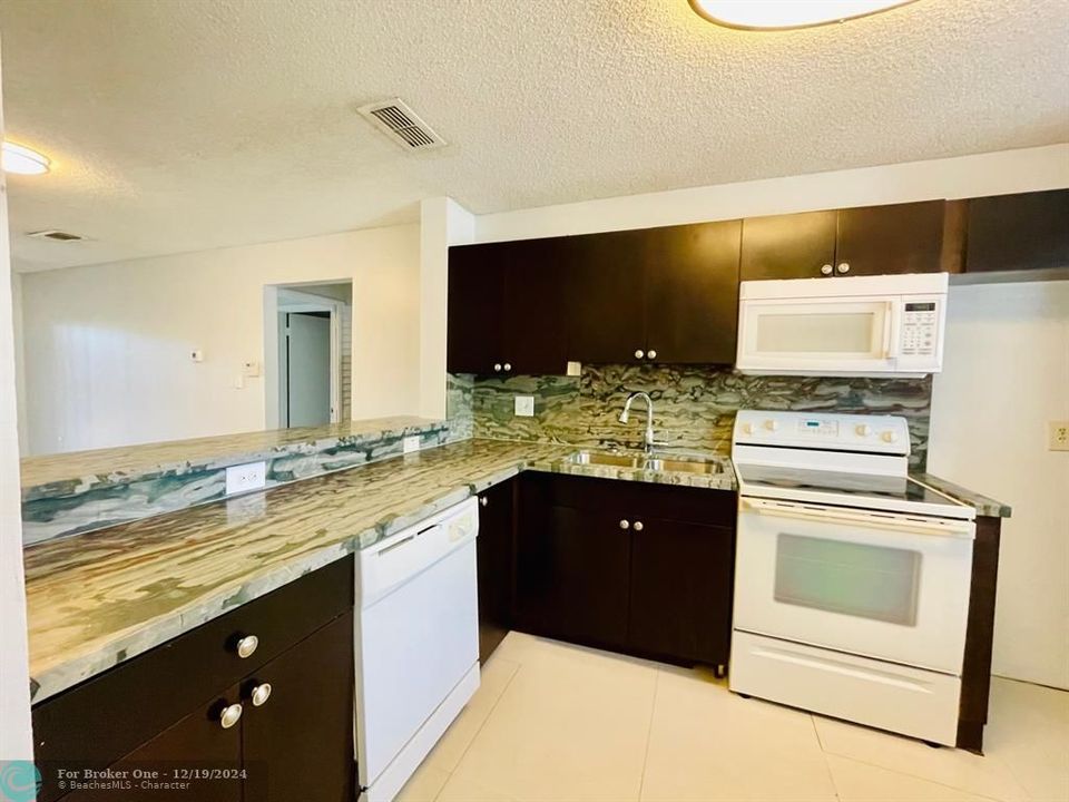 For Rent: $2,200 (2 beds, 2 baths, 1084 Square Feet)