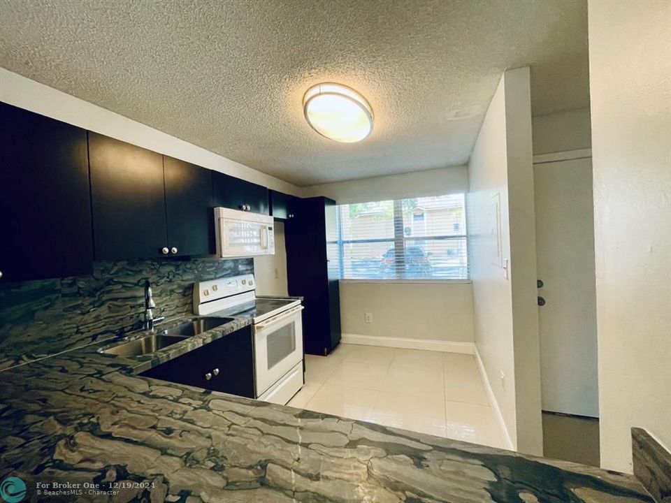 For Rent: $2,200 (2 beds, 2 baths, 1084 Square Feet)