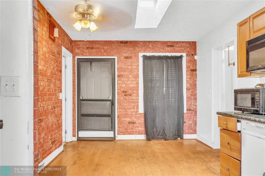 For Sale: $315,000 (2 beds, 1 baths, 694 Square Feet)