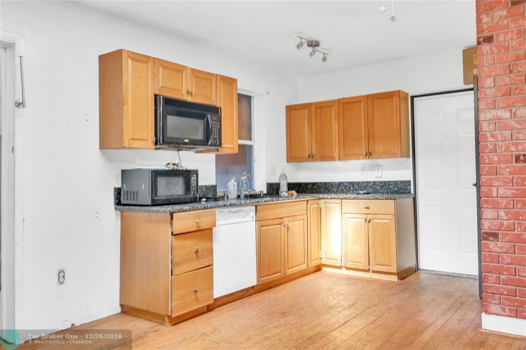 For Sale: $315,000 (2 beds, 1 baths, 694 Square Feet)