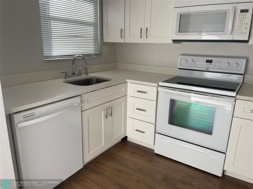 For Rent: $2,150 (2 beds, 2 baths, 850 Square Feet)