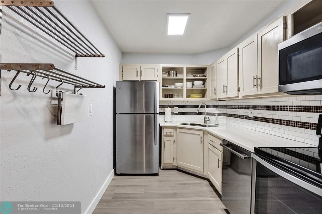 For Sale: $254,900 (1 beds, 1 baths, 850 Square Feet)