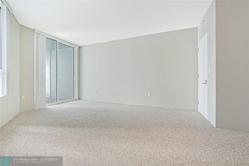 For Sale: $435,000 (1 beds, 1 baths, 794 Square Feet)