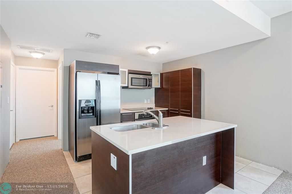 For Sale: $435,000 (1 beds, 1 baths, 794 Square Feet)