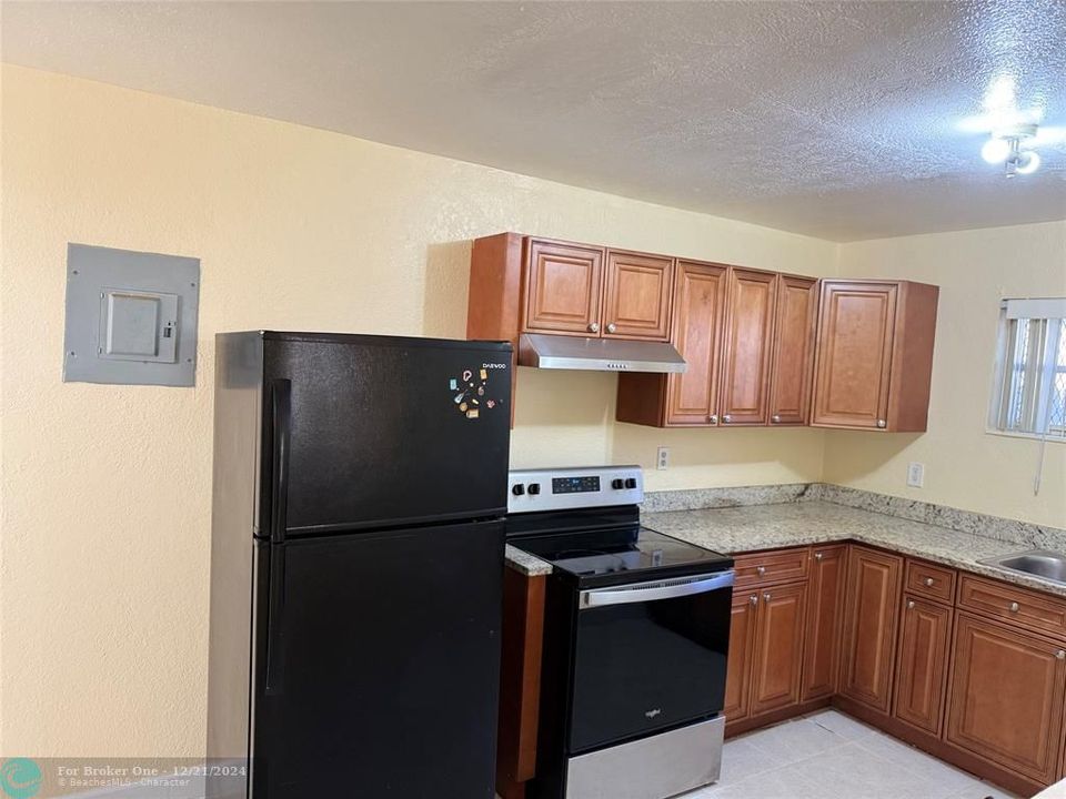 For Sale: $2,295 (3 beds, 2 baths, 2198 Square Feet)