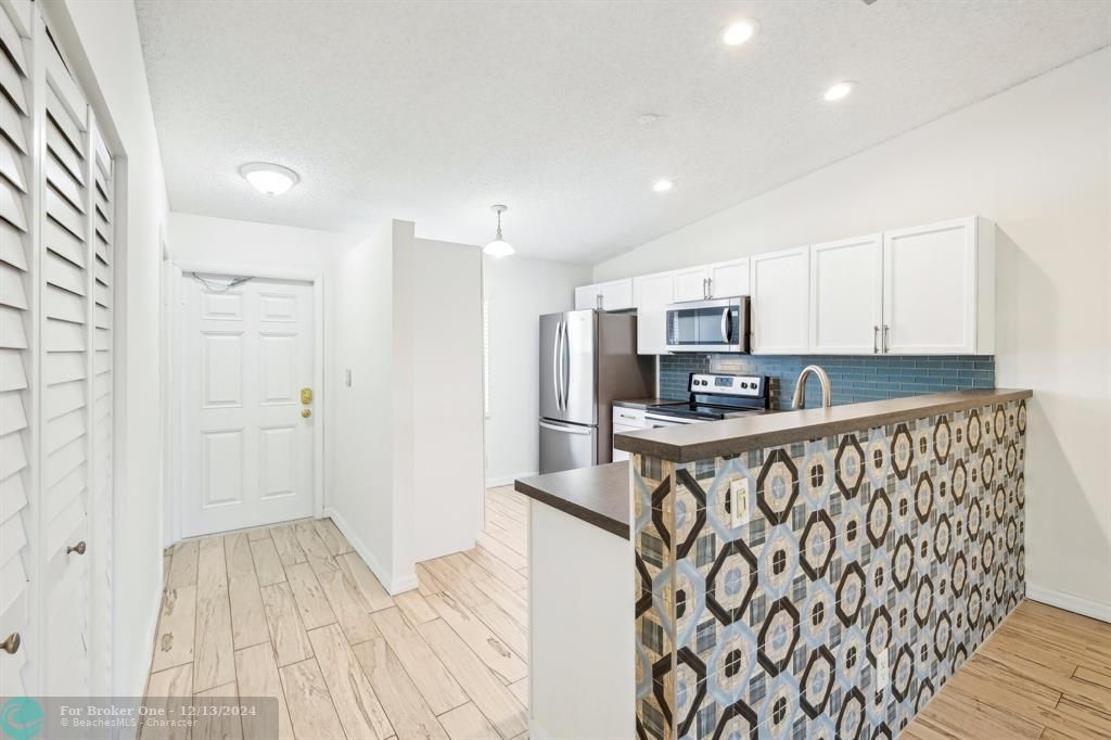 For Sale: $325,000 (2 beds, 2 baths, 1022 Square Feet)