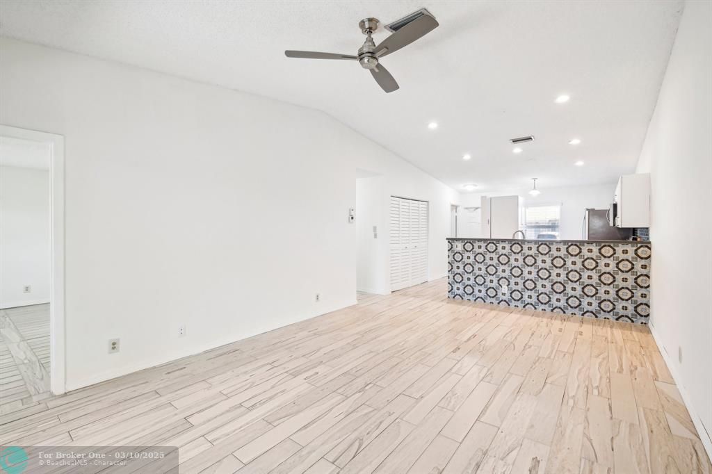 For Sale: $325,000 (2 beds, 2 baths, 1022 Square Feet)