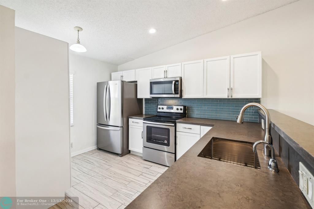 For Sale: $325,000 (2 beds, 2 baths, 1022 Square Feet)