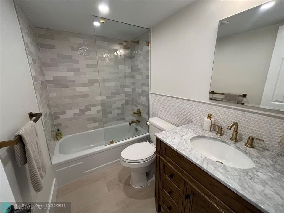 For Sale: $435,000 (1 beds, 1 baths, 638 Square Feet)