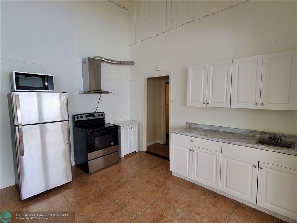 For Sale: $2,000 (2 beds, 1 baths, 1689 Square Feet)