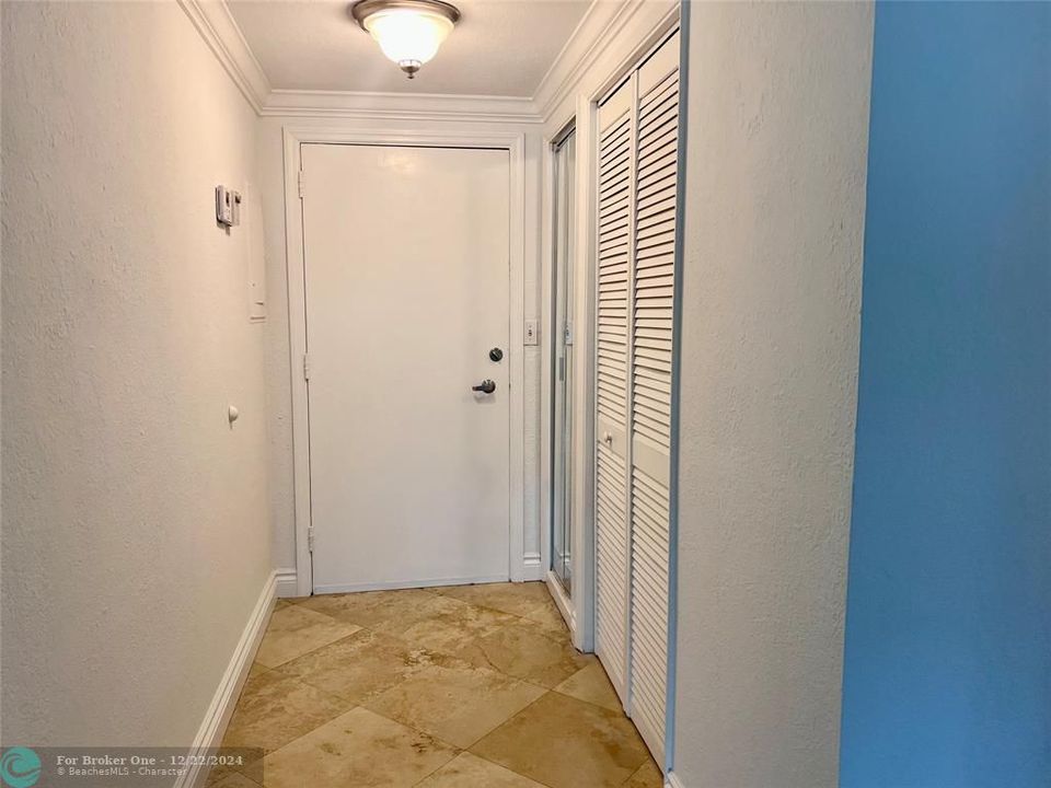 For Sale: $385,000 (1 beds, 1 baths, 825 Square Feet)